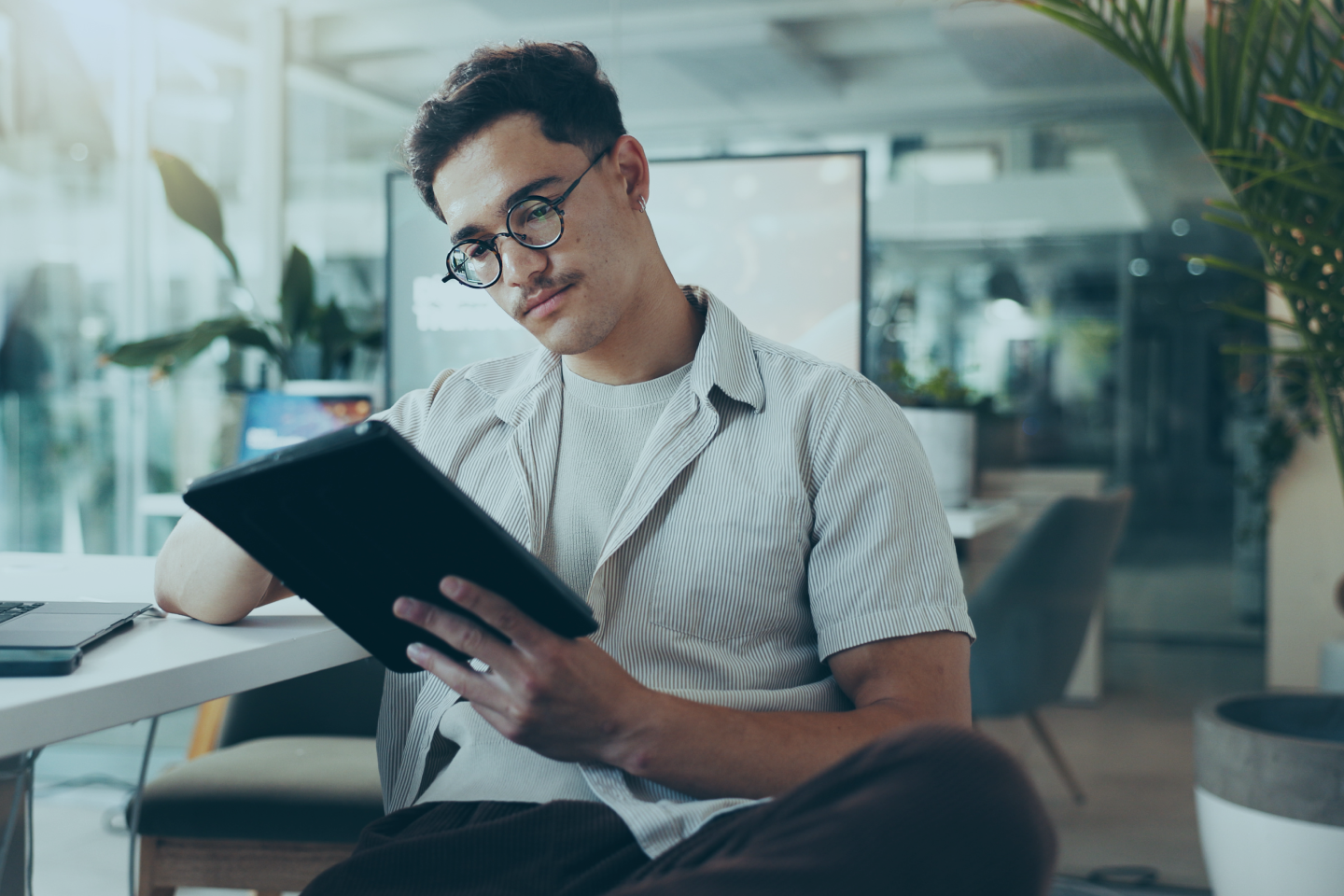 crypto-investing-man-on-tablet